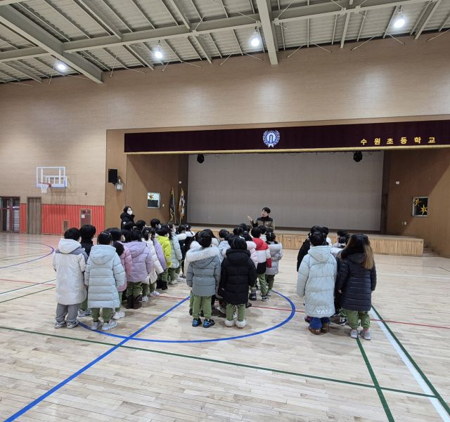 체험 활동에 참여한 학생들이 체육관을 견학하고 있는 모습. 수원초등학교 제공