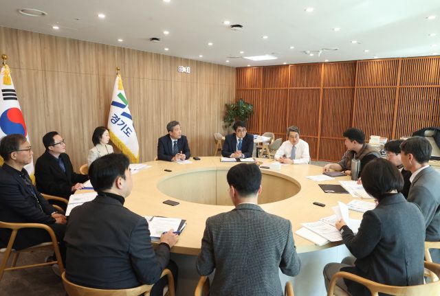 김동연 경기도지사가 2일 도청사 집무실에서 열린 ‘수도권 과밀억제권역 자족기능 확충 전략 회의’에서 발언하고 있다. 경기도 제공