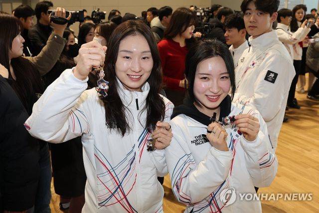쇼트트랙 국가대표 최민정(왼쪽)과 김길리(오른쪽). 연합뉴스