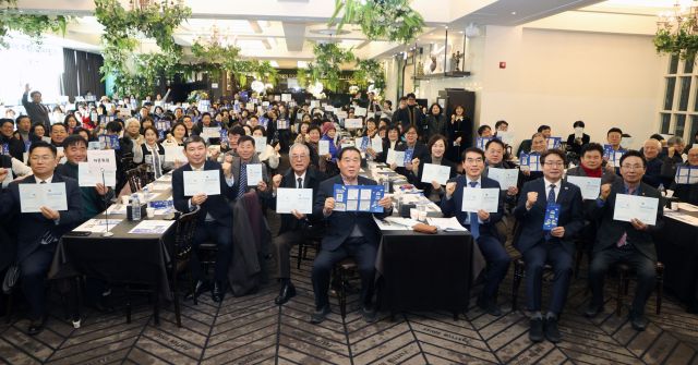 2일 수원 팔달구 파티움하우스에서 열린 수원 군 공항 이전 및 경기통합국제공항 유치 시민협의회 신년 하례회에서 참석자들이 기념촬영을 하고 있다. 수원 군 공항 이전 및 경기통합국제공항 유치 시민협의회 제공