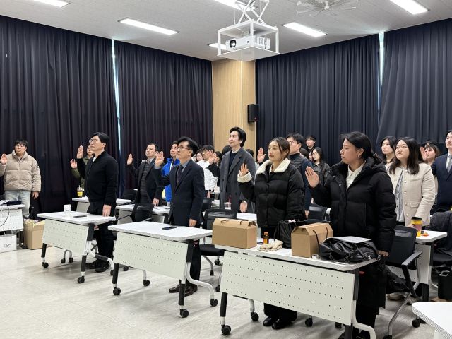 화성산업진흥원 임직원들이 2일 인권경영선포식에서 선언문을 낭독하고 있다. 화성산업진흥원 제공