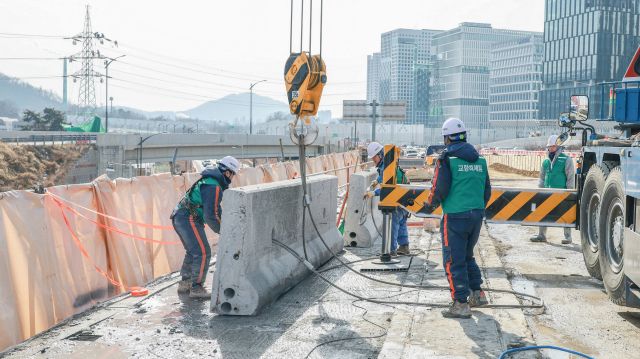 과천고가교에서 근로자들이 철거작업을 하고 있다. 과천시 제공