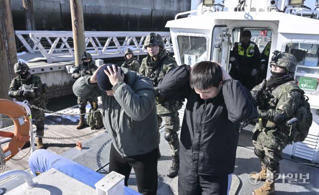 육군 제51보병사단 비봉여단이 2일 오후 화성특례시 제부마리나 일대에서 26년 혹한기 훈련 일환으로 군-경 합동 밀입국 대응 FTX훈련을 진행했다. 사진은 제51보병사단 장병과 평택해양경찰서 관계자들이 선박위에서 합동으로 밀입국자 검문 및 체포하는 모습. 홍기웅기자