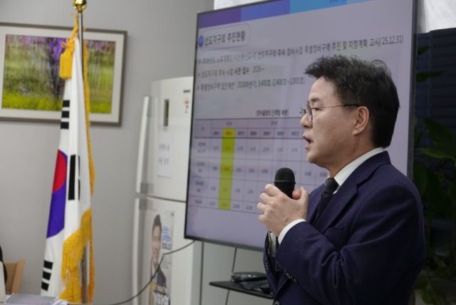 한대희 전 군포시장이 정책개발 간담회에서 참석 시민들과 소통하고 있다. 한대희 사무실 제공