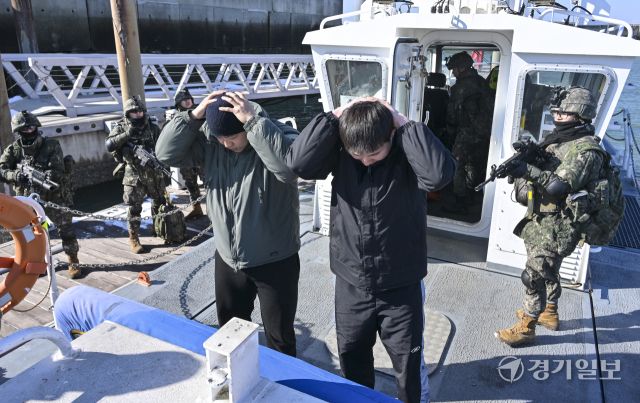 육군 제51보병사단 비봉여단이 2일 오후 화성특례시 제부마리나 일대에서 26년 혹한기 훈련 일환으로 군-경 합동 밀입국 대응 FTX훈련을 진행했다. 사진은 제51보병사단 장병과 평택해양경찰서 관계자들이 선박위에서 합동으로 밀입국자 검문 및 체포하는 모습. 홍기웅기자