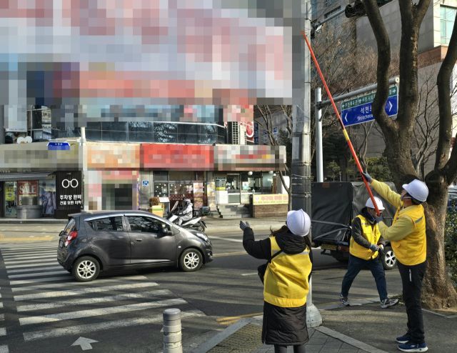 부천시 관계자들이 불법 현수막들을 철거하고 있다. 부천시 제공