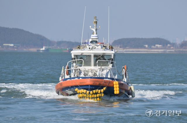 육군 제51보병사단 비봉여단이 2일 오후 화성특례시 제부마리나 일대에서 26년 혹한기 훈련 일환으로 군-경 합동 밀입국 대응 FTX훈련을 진행했다. 사진은 미상의 선박(평택해양경찰서 도움)이 항 일대로 들어서고 있다. 홍기웅기자