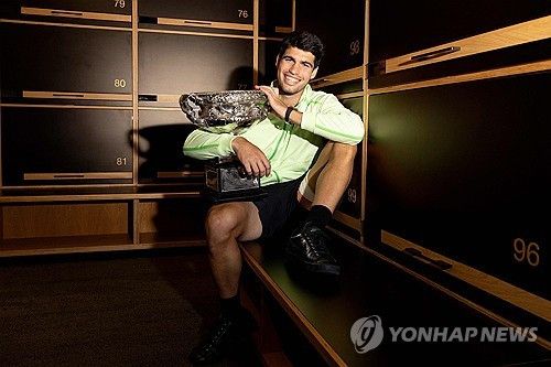 호주오픈 우승컵을 안고 기뻐하는 알카라스. 연합뉴스