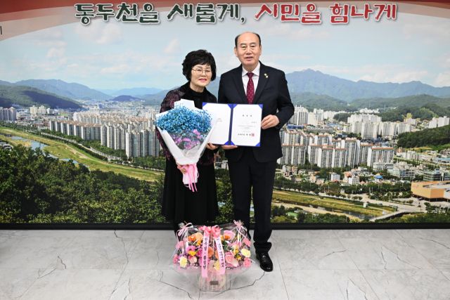 박형덕 동두천시장(오른쪽)이 남명우 동두천 수지침봉사회장에게 위촉증을 수여하고 있다. 송진의기자