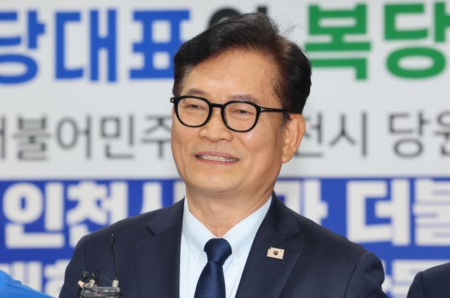 송영길 전 더불어민주당 대표가 20일 인천 남동구 인천시당을 찾아 고남석 시당위원장에게 복당 신청서를 제출한 뒤 소감을 밝히고 있다. 연합뉴스