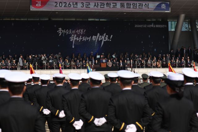 이재명 대통령이 20일 충남 계룡대 대연병장에서 열린 육·해·공군 사관학교 통합임관식에서 축사하고 있다. 연합뉴스