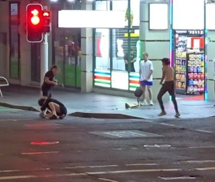 지난 18일(현지시간) 호주 시드니 도심 길거리에서 신원 미상의 남성 3명이 20대 한국인 청년을 공격하는 장면. 연합뉴스