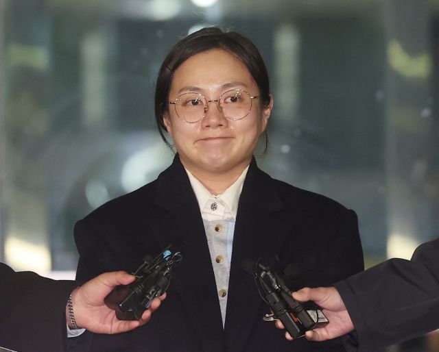 전직 매니저들에 대한 '갑질'과 불법 의료행위 의혹을 받는 방송인 박나래씨가 20일 경찰에 출석해 조사를 받은 뒤 서울 강남경찰서를 나서며 취재진 질문을 받고 있다. 연합뉴스