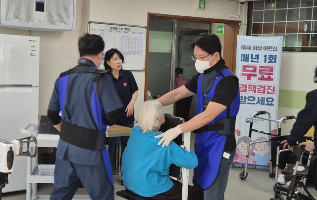 찾아가는 결핵 검진 모습. 과천시 제공