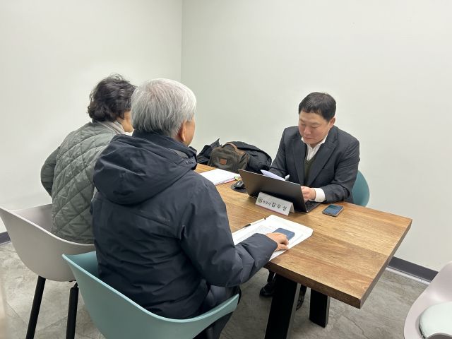 의왕시가 운영하는 무료 법률·세무상담실이 호응을 얻고 있다. 사진은 법률상담 모습. 의왕시 제공