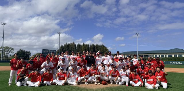 2026년 1차 스프링캠프를 마친 SSG 랜더스 선수단이 미국 플로리다 베로비치 야구장서 기념촬영을 하고 있다. SSG 제공