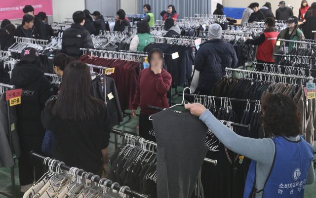 21일 안산시 산업지원본부 교복상설매장에서 열린 ‘교복 나눔 행사’를 찾은 학부모와 학생들이 교복을 살펴보고 있다. 안산시는 이번 행사를 통해 교복 구매 부담을 덜고 자원 순환 문화를 확산한다는 계획이다.조주현기자