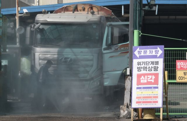 21일 안산시 한 사료업체 앞 위기단계별 방역상황 안내판에 국내 발생 가축 질병이 전국적으로 확산하는 징후가 나타날 때 발령되는 ‘심각’ 단계가 표시돼 있다. 전날 아프리카돼지열병(ASF) 확산 과정에서 오염 사료 유입 가능성이 제기되자 경기도는 도내 혈장단백질 사료 관련 제품에 대해 긴급 사용중지 행정명령을 내리고 일제 점검에 착수했다. 중앙사고수습본부는 ASF 유전자가 검출된 사료의 전국 양돈농장 사용을 중지하도록 권고할 계획이라고 밝혔다. 한편 전남 무안군 현경면의 한 양돈농가에서도 이날 ASF가 확진됐다.조주현기자