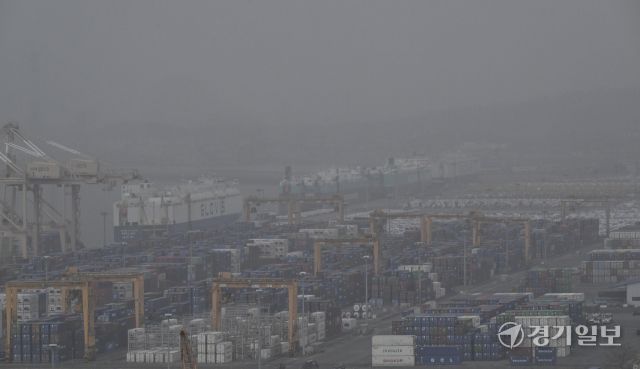 도널드 트럼프 미국 대통령이 미 연방대법원의 상호관세 위법 판결 이후 전 세계에 ‘글로벌 관세’를 15%로 인상한다고 밝히면서 우리나라 수출업체들의 대미 수출 전략이 안갯속에 빠지고 있다. 사진은 22일 오전 황사가 덮쳐 뿌옇게 보이고 있는 평택항 컨테이너터미널과 자동차전용부두 모습. 홍기웅기자