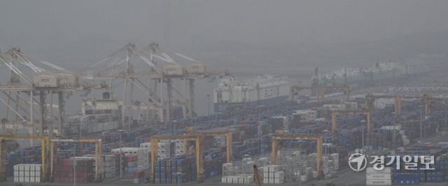 도널드 트럼프 미국 대통령이 미 연방대법원의 상호관세 위법 판결 이후 전 세계에 ‘글로벌 관세’를 15%로 인상한다고 밝히면서 우리나라 수출업체들의 대미 수출 전략이 안갯속에 빠지고 있다. 사진은 22일 오전 황사가 덮쳐 뿌옇게 보이고 있는 평택항 컨테이너터미널과 자동차전용부두 모습. 홍기웅기자