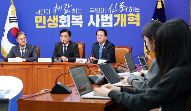 더불어민주당 조승래 사무총장이 22일 국회에서 현안 관련 기자간담회를 하고 있다. 연합뉴스