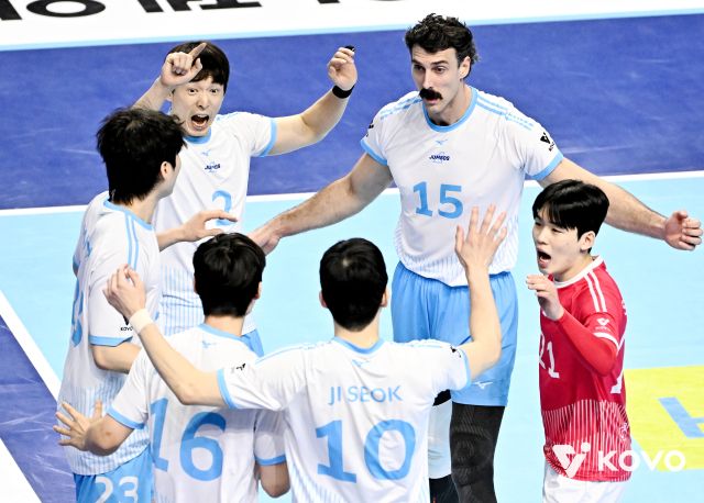 인천 대한항공의 선수단이 22일 인천 계양체육관에서 열린 남자부 V-리그 6라운드 천안 현대캐피탈전서 승리한 뒤 기쁨을 나누고 있다. KOVO 제공