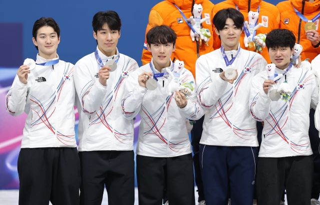 21일(한국시간) 열린 2026 밀라노·코르티나담페초 동계올림픽 쇼트트랙 남자 5천m 계주 결승에서 은메달을 차지한 한국 남자 쇼트트랙 대표팀. (왼쪽부터) 신동민(화성시청), 황대헌(강원도청), 임종언(고양시청), 이준서, 이정민(이상 성남시청). 연합뉴스