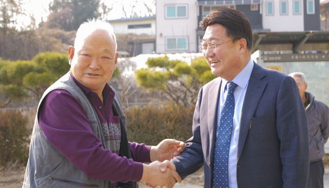 엄태준 전 이천시장(오른쪽)이 예비후보 등록 후 첫 공식 행보로 주민들을 만나고 있다. 엄태준 예비후보 제공