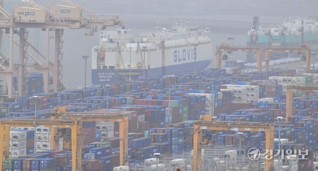 도널드 트럼프 미국 대통령이 미 연방대법원의 상호관세 위법 판결 이후 전 세계에 ‘글로벌 관세’를 15%로 인상한다고 밝히면서 우리나라 수출업체들의 대미 수출 전략이 안갯속에 빠지고 있다. 사진은 22일 오전 황사가 덮쳐 뿌옇게 보이고 있는 평택항 컨테이너터미널과 자동차전용부두 모습. 홍기웅기자