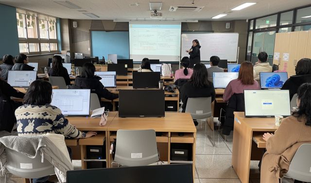 화성오산 신규공무원 동행온보딩 프로그램에서 신규 임용 공무원들이 업무 교육을 받고 있다. 화성오산교육지원청 제공