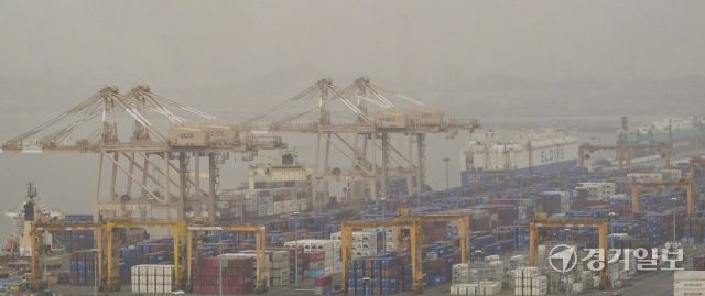 도널드 트럼프 미국 대통령이 미 연방대법원의 상호관세 위법 판결 이후 전 세계에 ‘글로벌 관세’를 15%로 인상한다고 밝히면서 우리나라 수출업체들의 대미 수출 전략이 안갯속에 빠지고 있다. 사진은 22일 오전 황사가 덮쳐 뿌옇게 보이고 있는 평택항 컨테이너터미널과 자동차전용부두 모습. 홍기웅기자