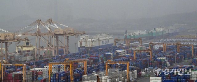 도널드 트럼프 미국 대통령이 미 연방대법원의 상호관세 위법 판결 이후 전 세계에 ‘글로벌 관세’를 15%로 인상한다고 밝히면서 우리나라 수출업체들의 대미 수출 전략이 안갯속에 빠지고 있다. 사진은 22일 오전 황사가 덮쳐 뿌옇게 보이고 있는 평택항 컨테이너터미널과 자동차전용부두 모습. 홍기웅기자