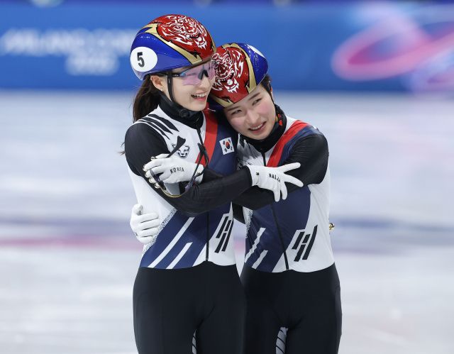 21일(한국시간) 열린 2026 밀라노·코르티나담페초 동계 올림픽 쇼트트랙 여자 1천500m에서 우승을 차지한 김길리(오른쪽·성남시청)와 은메달을 추가하며 한국 선수 최다 올림픽 메달 기록을 새로 쓴 최민정(성남시청)이 함께 기쁨을 나누고 있다. 연합뉴스