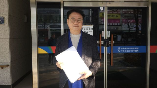 한병환 전 대통령비서실 선임행정관이 부천시 원미구선관위를 방문해 부천시장 예비후보로 등록하고 기념촬영을 하고 있다. 한병환 부천시장 예비후보 제공