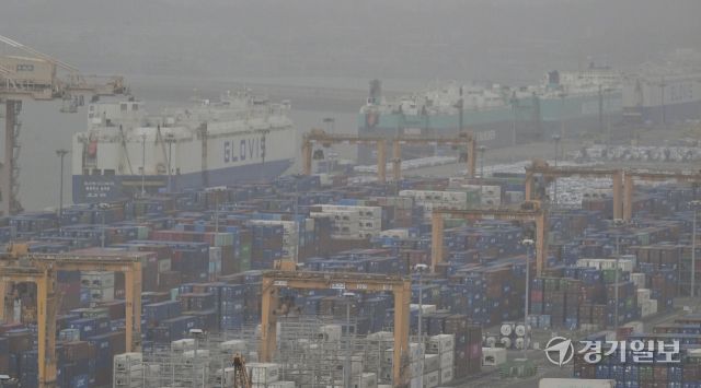 도널드 트럼프 미국 대통령이 미 연방대법원의 상호관세 위법 판결 이후 전 세계에 ‘글로벌 관세’를 15%로 인상한다고 밝히면서 우리나라 수출업체들의 대미 수출 전략이 안갯속에 빠지고 있다. 사진은 22일 오전 황사가 덮쳐 뿌옇게 보이고 있는 평택항 컨테이너터미널과 자동차전용부두 모습. 홍기웅기자