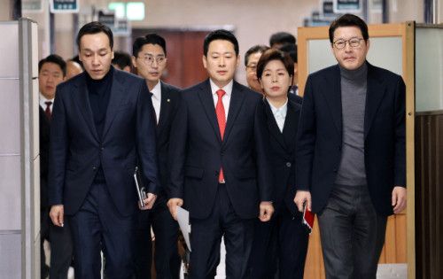 국민의힘 장동혁 대표와 최고위원들이 지난 12일 국회에서 열린 최고위원회의에 굳은 표정으로 입장하고 있다. 연합뉴스