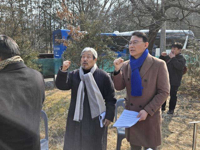 최현덕 전 남양주 부시장이 지난 21일 남양주 마석모란공원에서 열린 고(故) 박기래 통일운동가 탄생 100주년 추모식에 참석해 관계자와 추모곡을 부르고 있다. 최현덕 남양주시장 예비후보 제공