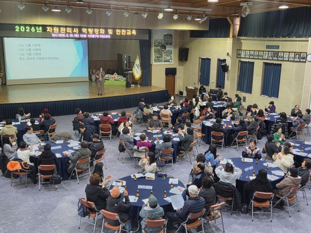 최근 인천 미추홀구청에서 열린 ‘2026년 자원관리사 역량 강화 및 안전교육’에서 참석자들이 교육을 듣고 있다. 미추홀구 제공