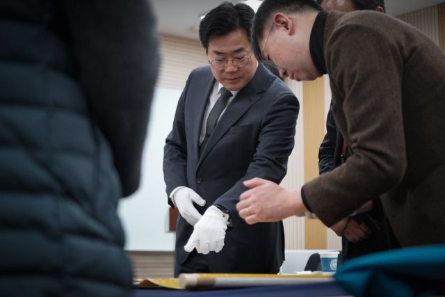 더불어민주당 박찬대 의원(연수갑)이 안중근 의사 유묵을 살피고 있다. 박 의원 페이스북