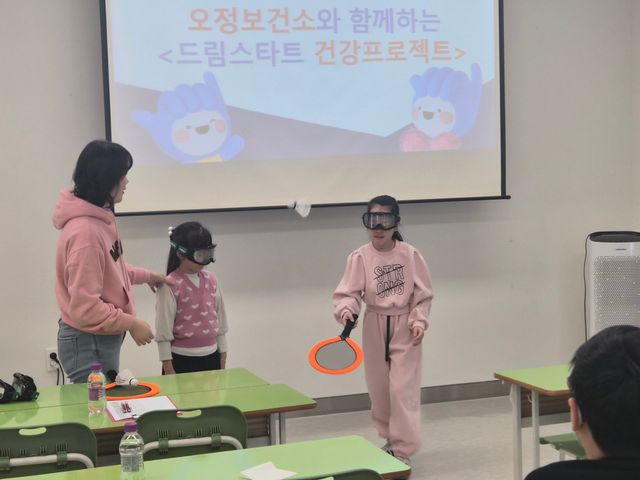 2-1. 프로그램 참여 아동이 ‘음주고글 체험활동’을 하고 있다