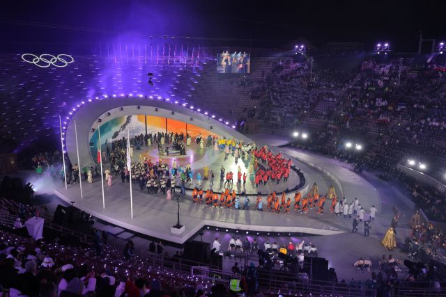 22일(현지시간) 이탈리아 베로나 아레나에서 열린 2026 밀라노-코르티나담페초 동계올림픽 폐회식에서 각국 선수단이 입장하고 있다. 연합뉴스