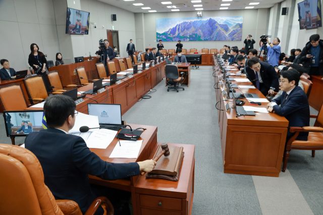 국회 운영위원장인 더불어민주당 한병도 원내대표가 23일 국회에서 열린 운영위 전체회의에서 제432회국회(임시회) 회기 전체 의사일정 협의의 건 가결을 선언하고 있다. 국민의힘 운영위원들은 표결에 불참하고 퇴장했다. 연합뉴스