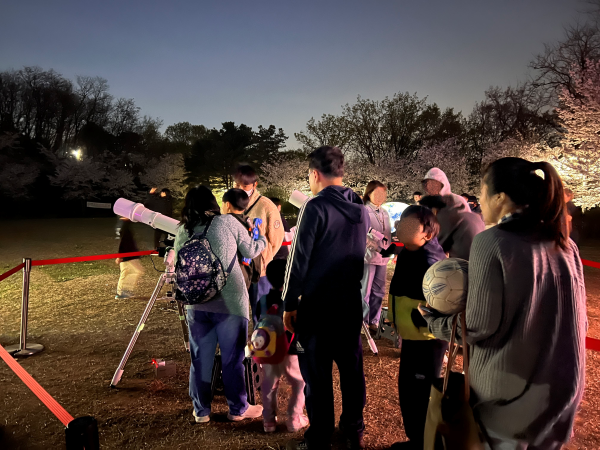 시민들이 천문 관측을 하고 있다. 부천시 제공