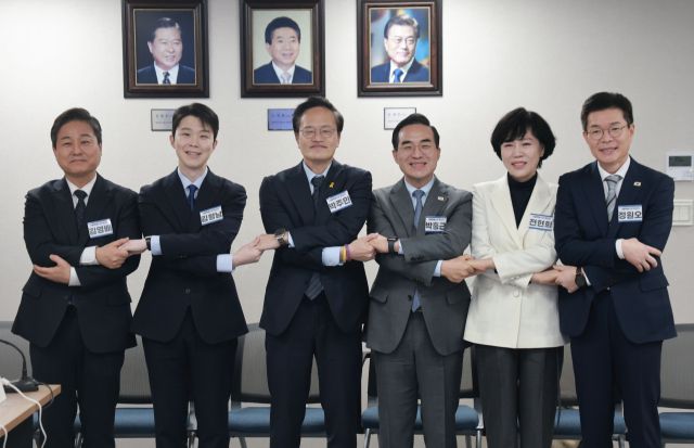 6·3 지방선거 서울시장에 도전하는 더불어민주당 예비 후보들이 23일 서울 영등포구 여의도 중앙당사에서 열린 광역단체장 후보 면접에 참석해 기념 촬영하고 있다. 왼쪽부터 더불어민주당 김영배 의원, 김형남 전 군인권센터 사무국장, 더불어민주당 박주민·박홍근·전현희 의원, 정원오 성동구청장. 연합뉴스