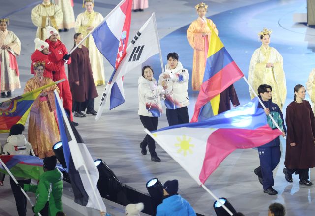 22일(현지시간) 이탈리아 베로나 아레나에서 열린 2026 밀라노-코르티나 동계올림픽 폐회식. 최민정과 황대헌이 태극기를 들고 입장하고 있다. 연합뉴스