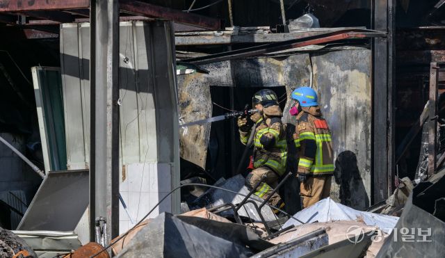 23일 오전 9시 50분께 화성특례시 안녕동 한 폐목재 가공공장에서 화재가 발생해 소방대원들이 잔불을 정리하고 있다. 소방 당국은 신고 접수 후 장비 21대와 인력 52명을 투입해 30여 분 만인 오전 10시 22분께 큰 불길을 잡았다. 최초 발화 당시 공장에 있던 관계자 6명은 대피해 다행히 인명피해는 없었다. 화재를 모두 진압하는 대로 자세한 화재 원인과 피해 규모를 조사할 방침이다. 윤원규기자