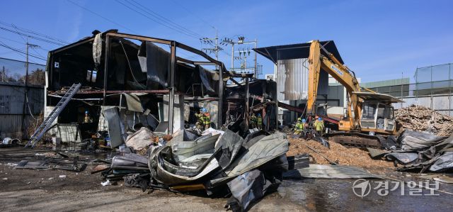 23일 오전 9시 50분께 화성특례시 안녕동 한 폐목재 가공공장에서 화재가 발생해 소방대원들이 잔불을 정리하고 있다. 소방 당국은 신고 접수 후 장비 21대와 인력 52명을 투입해 30여 분 만인 오전 10시 22분께 큰 불길을 잡았다. 최초 발화 당시 공장에 있던 관계자 6명은 대피해 다행히 인명피해는 없었다. 화재를 모두 진압하는 대로 자세한 화재 원인과 피해 규모를 조사할 방침이다. 윤원규기자
