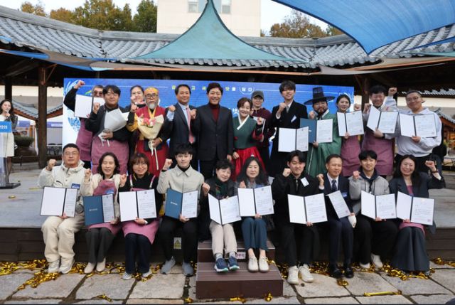 지난해 여주오곡나루축제 가양주 품평회에서 수상자들이 기념촬영을 하고 있다. 여주시 제공