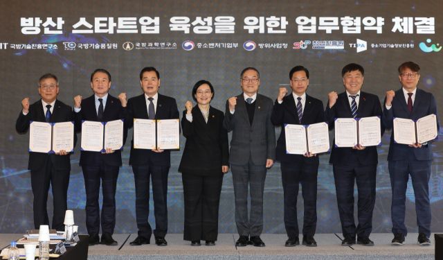 23일 서울 용산구 피스앤파크컨벤션에서 열린 방산 스타트업 육성을 위한 업무협약 체결식에서 한성숙 중소벤처기업부 장관과 이용철 방위사업청장이 참석자들과 기념촬영을 하고 있다. 연합뉴스