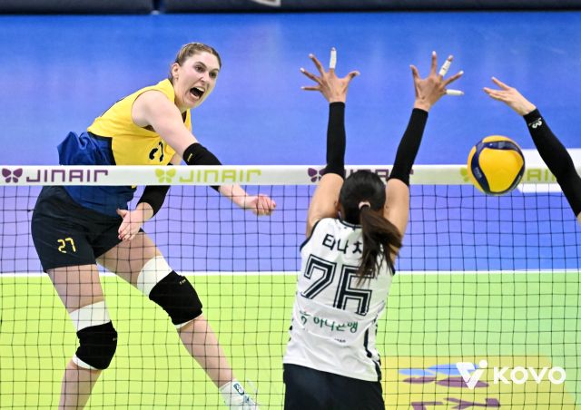 수원 현대건설의 카리(왼쪽)가 지난 13일 김천 한국도로공사전서 스파이크를 시도하고 있다. KOVO 제공